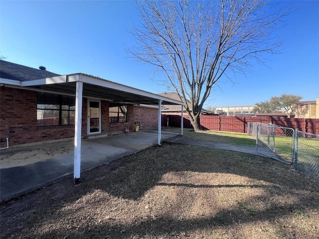 Building Photo - 818 Fairlawn Dr