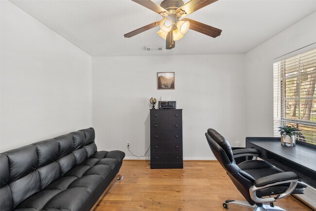 Building Photo - 117 E Park Dr