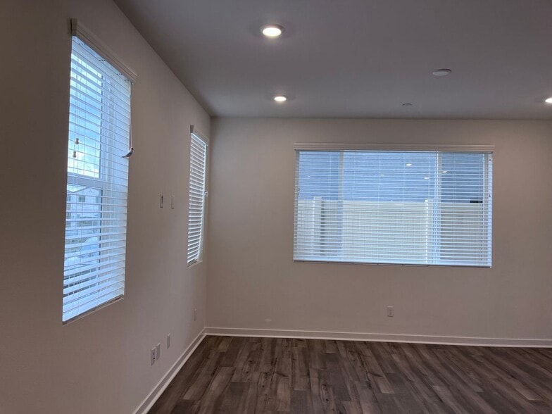 Building Photo - 4041 Pomelo Dr