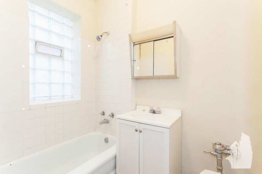 Building Photo - 625 W Barry Ave