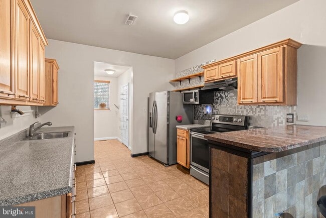 Building Photo - 614 Benson St