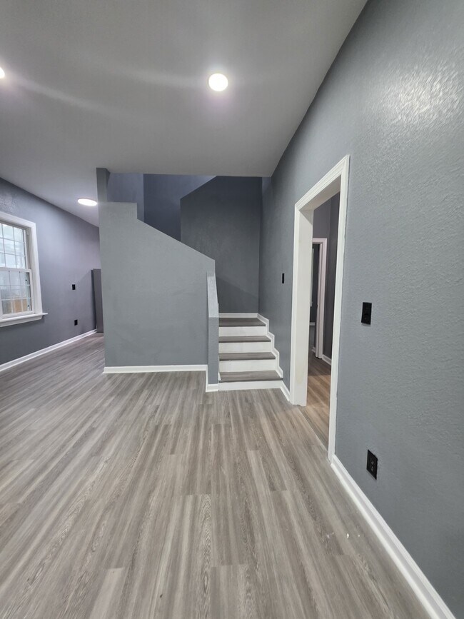 Building Photo - 307 E Pembroke Ave