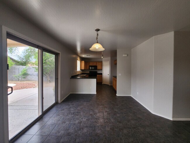 Building Photo - Promotion!  4 Bed 2.5 Bath Home with Split...