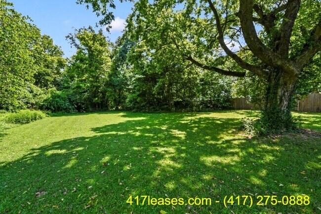 Building Photo - 2518 N Weller Ave