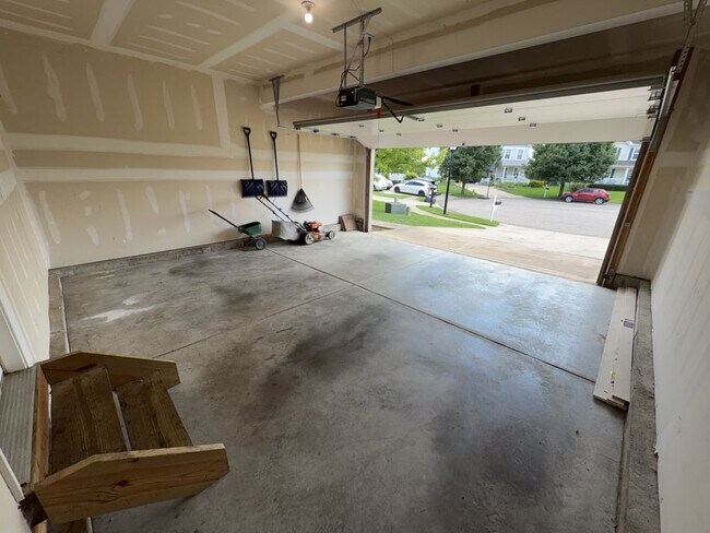 Building Photo - 5095 Oak Creek Trail