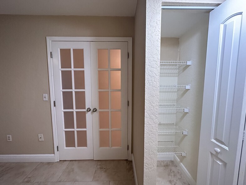 Building Photo - 2811 N Oakland Forest Dr