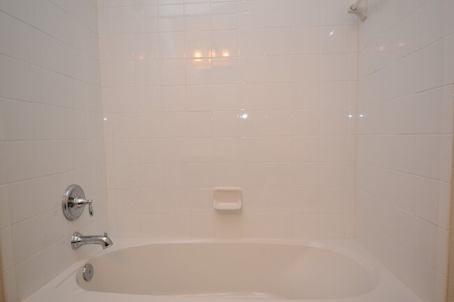 Building Photo - Gorgeous Lake View 3 BR 2.5 bath Luxury To...