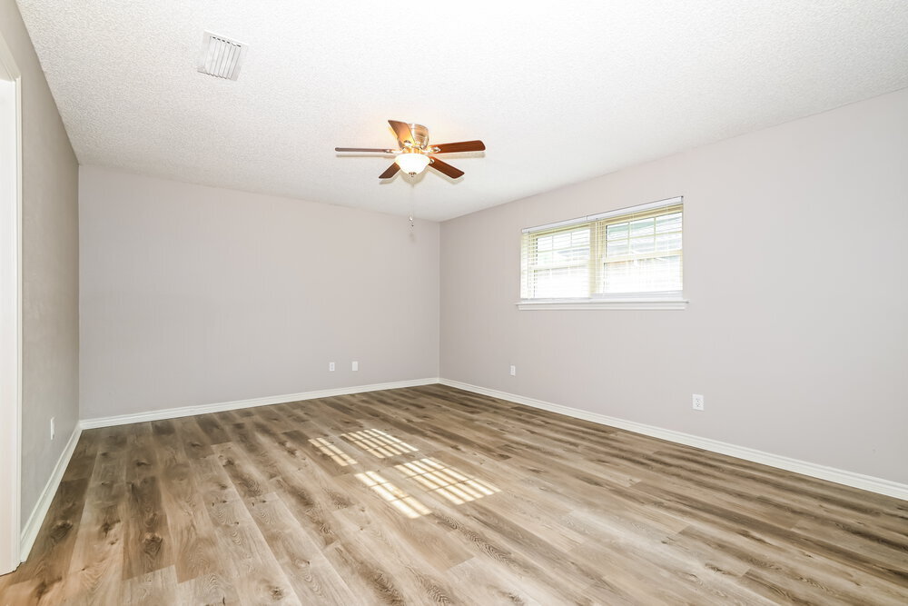Building Photo - 708 Village Green Dr