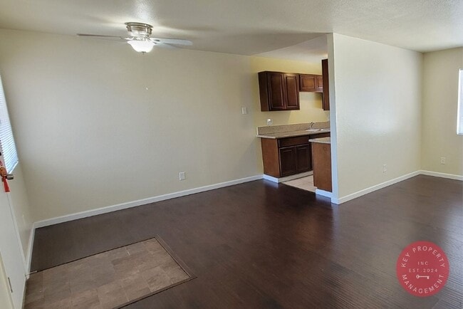 Building Photo - Centrally Located 2 Bed 1 Bath, Normal Hei...