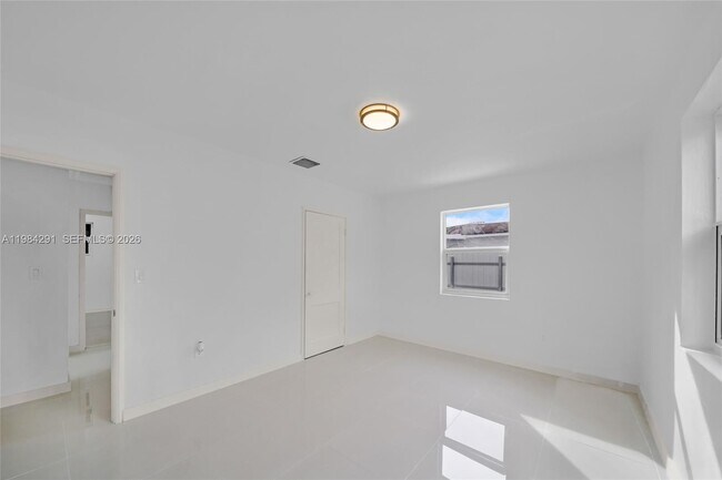 Building Photo - 27 Suffolk Ave