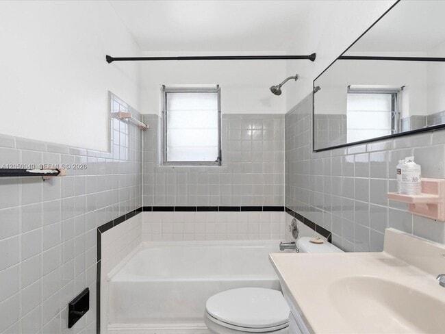 Building Photo - 2513 NE 33rd Ave