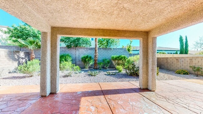 Building Photo - Beautiful 4 bedroom 3 full bath home with 2,902 Sq. FT. of living space.