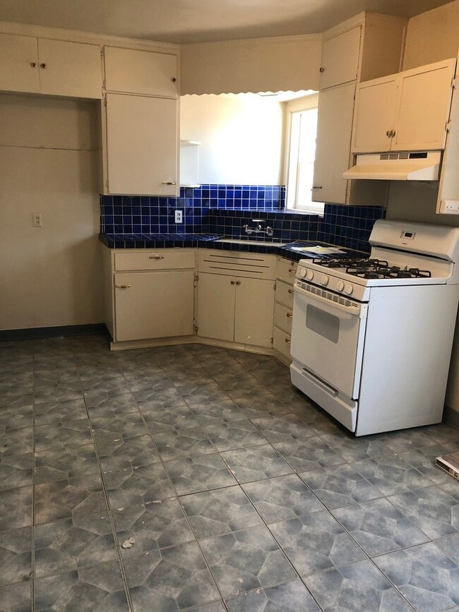 Building Photo - 2 Bedroom, 1 Bath Home for Rent on a HUGE Lot!