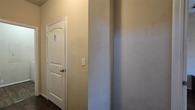 Building Photo - 3204 Ortman Dr