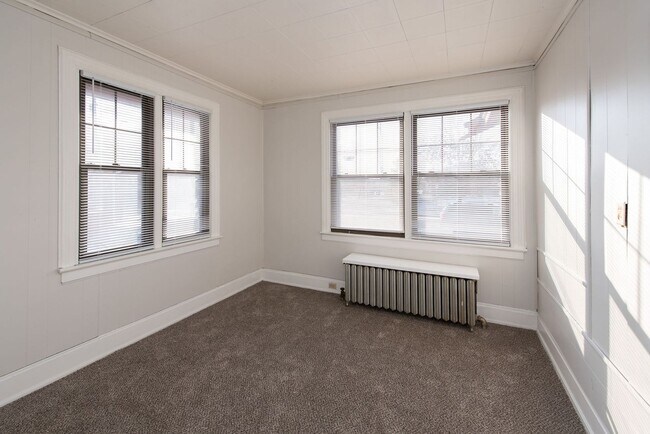 Building Photo - Beautifully updated Tudor style duplex. Upper unit. Large rooms. 2 balconies, private entry. Fenc...