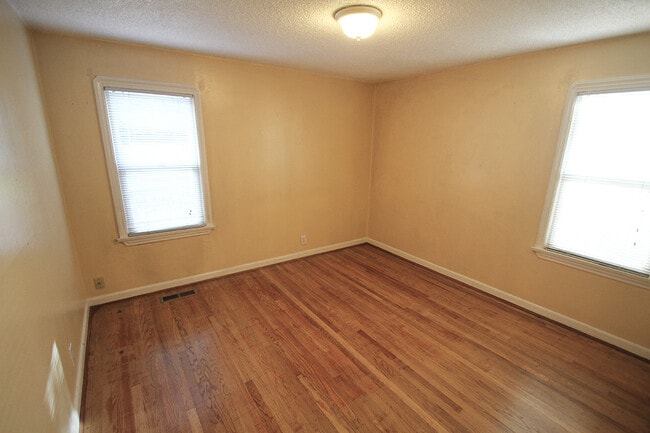 Building Photo - BEAUTIFUL 2 BED, 1 BATH SEATTLE HOME FOR RENT W EASY COMMUTE