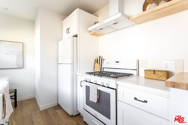 Building Photo - 372 N Ave 53