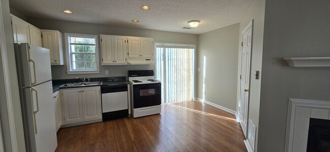 Building Photo - Lovely Jasper Townhome