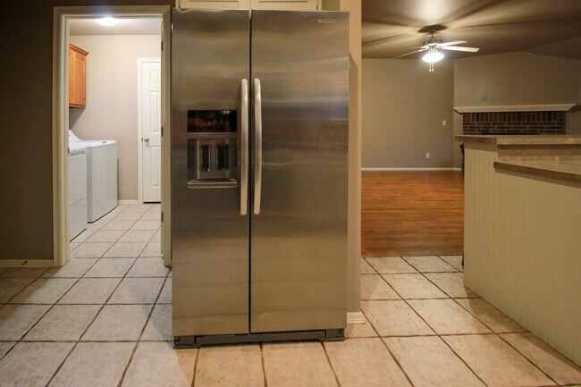 Building Photo - Darling Home In Jenks Schools!