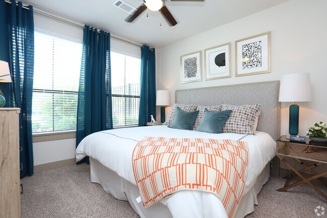 Building Photo - 2-Bed Luxury + 1 Month Free Special!