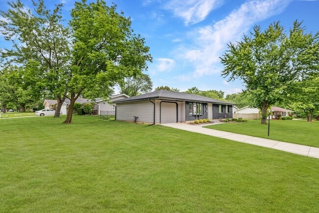 Building Photo - 1026 Sharon Ln