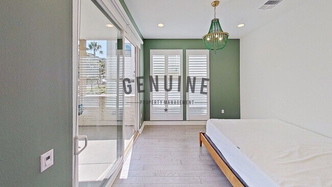 Building Photo - Coming Soon: Beautifully Furnished 3Bd 3.5Ba Condo in Costa Mesa