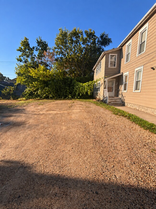 Building Photo - 586 7th St W