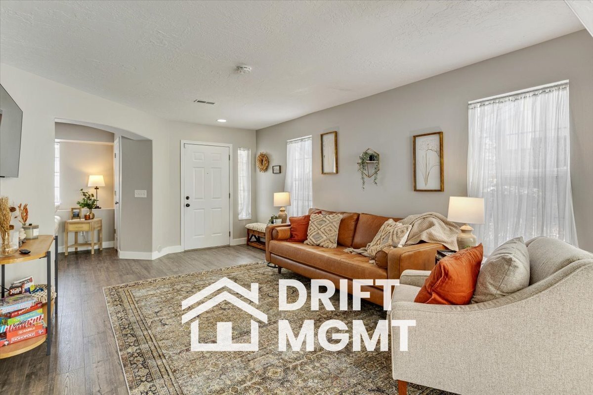 Building Photo - 184 E Rideout Hall Ln
