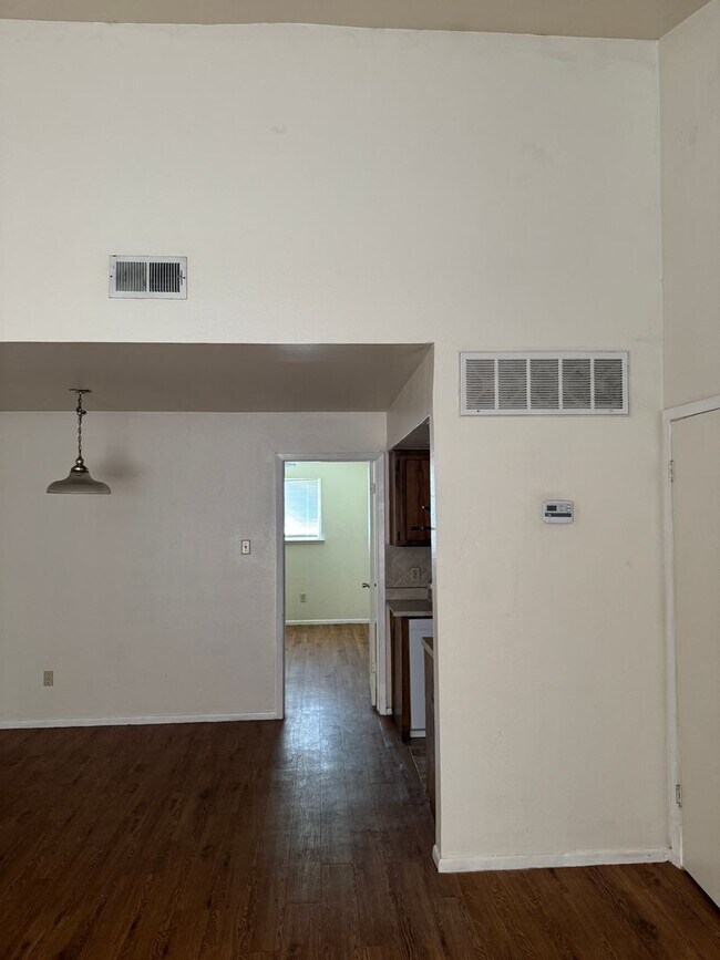 Building Photo - Crestmore 5741 Schlesinger