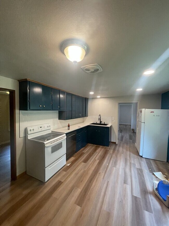 Building Photo - Updated 8 Bedroom Home for Rent!