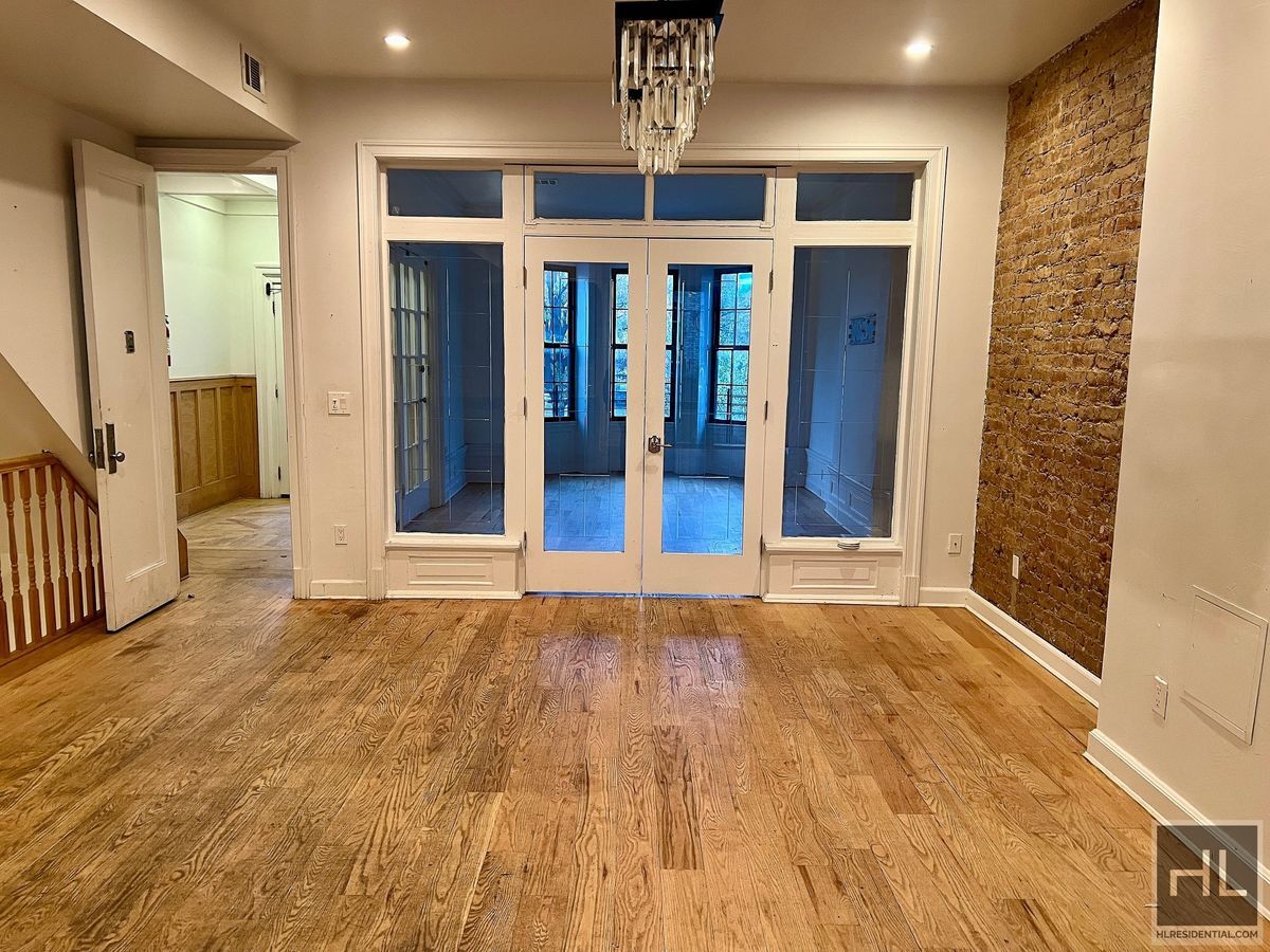 Building Photo - 4BR 3BA Historic Limestone Duplex In Crown...