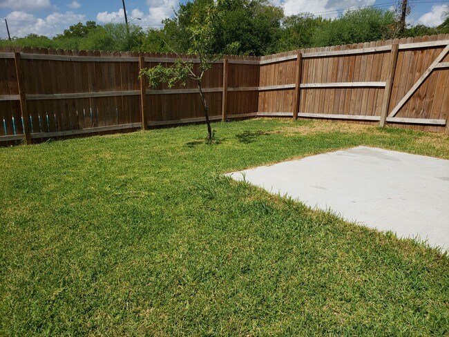 Building Photo - Townhome END unit