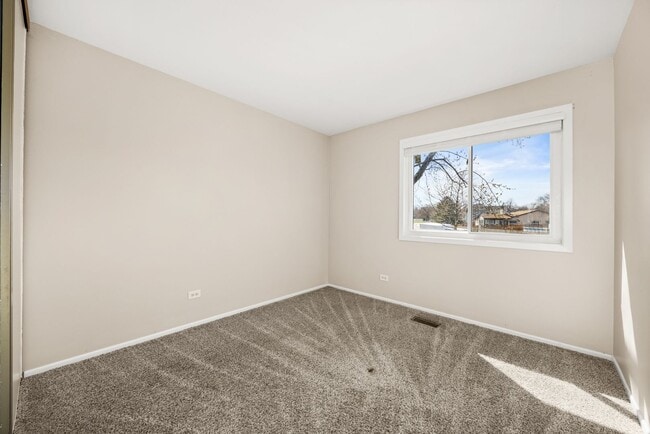 Building Photo - Carol Stream Townhome with Three Bedrooms and One Car Garage