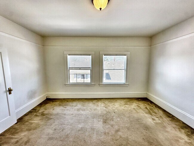 Building Photo - 534 63rd St