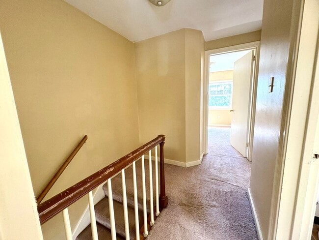 Building Photo - 3 Bedroom 1 Bath Available in Harrisburg!