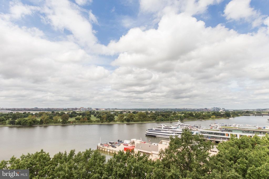 Building Photo - 560 N Street SW