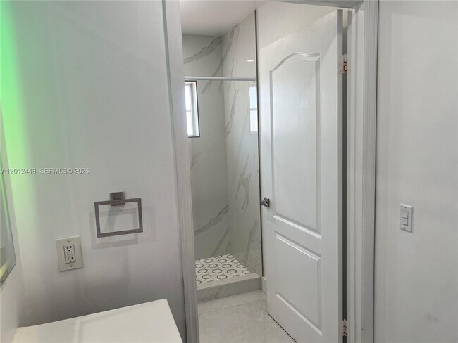 Building Photo - 2425 W 76th St