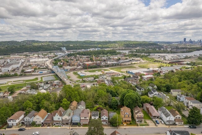 Building Photo - Stunning 2 Bedroom home in McKees Rocks available July 1!