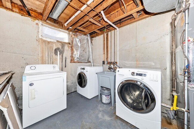 Building Photo - Churchill Town Rental