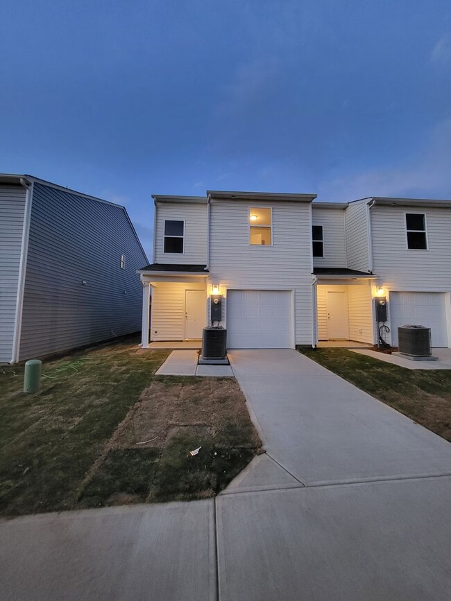 Building Photo - Stunning Townhome in Salisbury