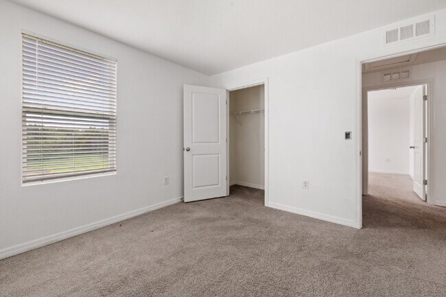 Building Photo - "Spacious 5-Bedroom Haven with Stunning Lake Views & Granite Elegance in Riverview!"