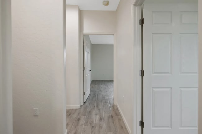 Building Photo - 601 E 10th St