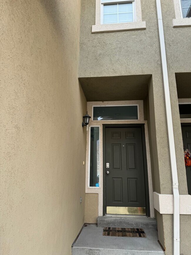 Building Photo - Townhouse with Spacious layout and convien...