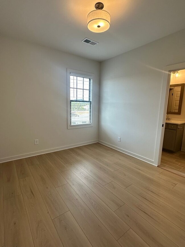 Building Photo - 1108 Windsor Sq