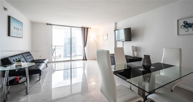 Building Photo - 1200 Brickell Bay Dr