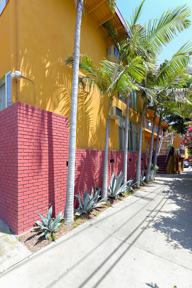 Building Photo - 4052 Chevy Chase Dr