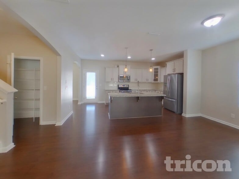 Building Photo - 809 Valley Creek Dr