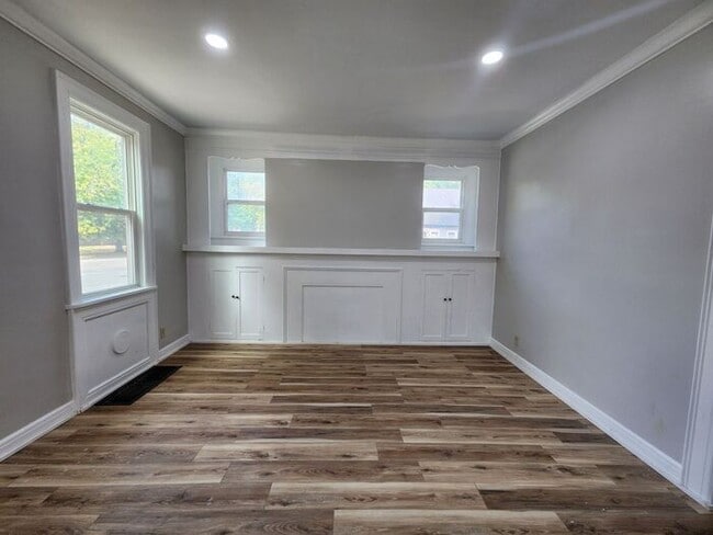 Building Photo - Secure This 3 Bedroom 2 Bath Newly Remodel...