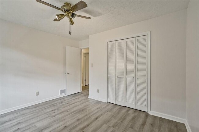 Building Photo - 2041 Collinswood Dr