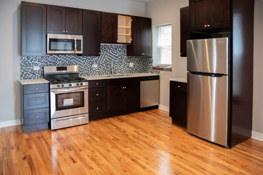 Primary Photo - 1929 W Montrose Ave